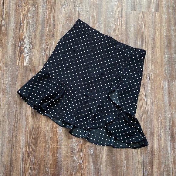 Banana Republic Dresses & Skirts - Banana Republic Black & White Polka Dot Tulip Hem Skirt